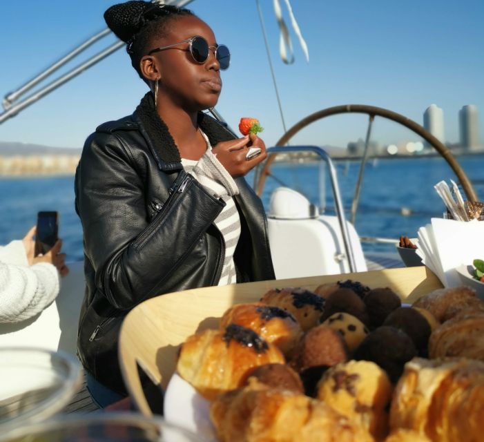 Barcelona: Sailing Cruise With Breakfast - Key Points