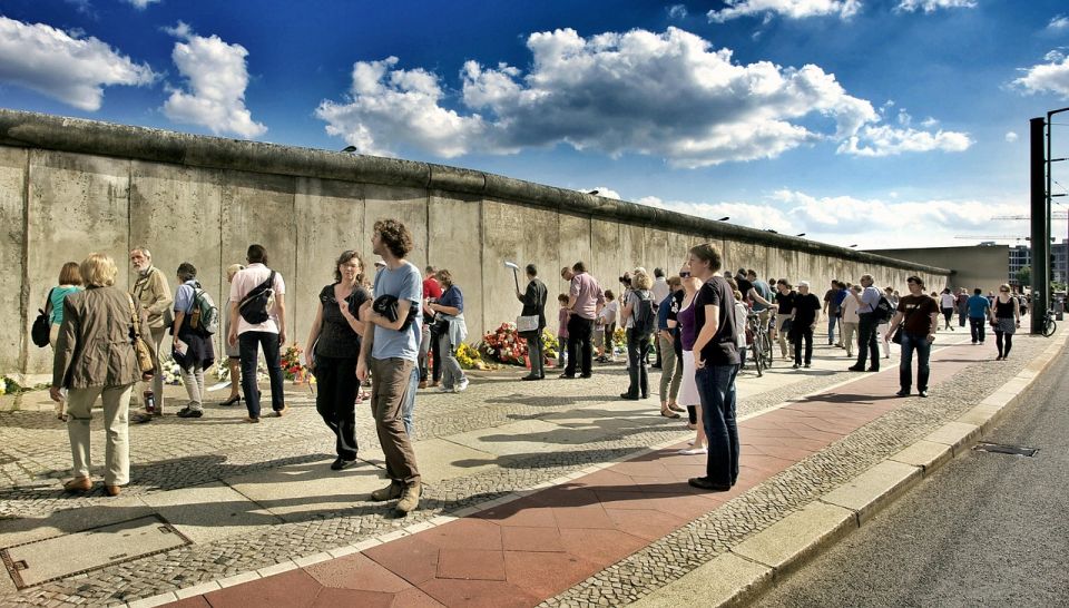 Berlin: Berlin Wall Memorial Self-Guided Audio Tour - Key Points