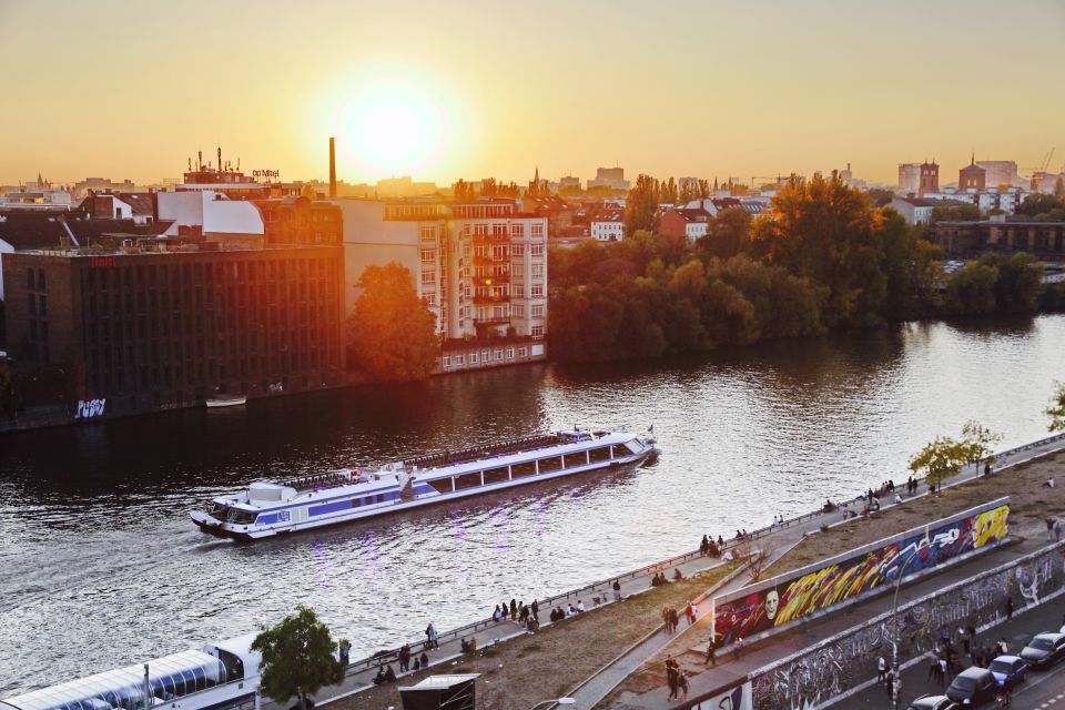 Berlin: Evening City Sightseeing Cruise - Key Points