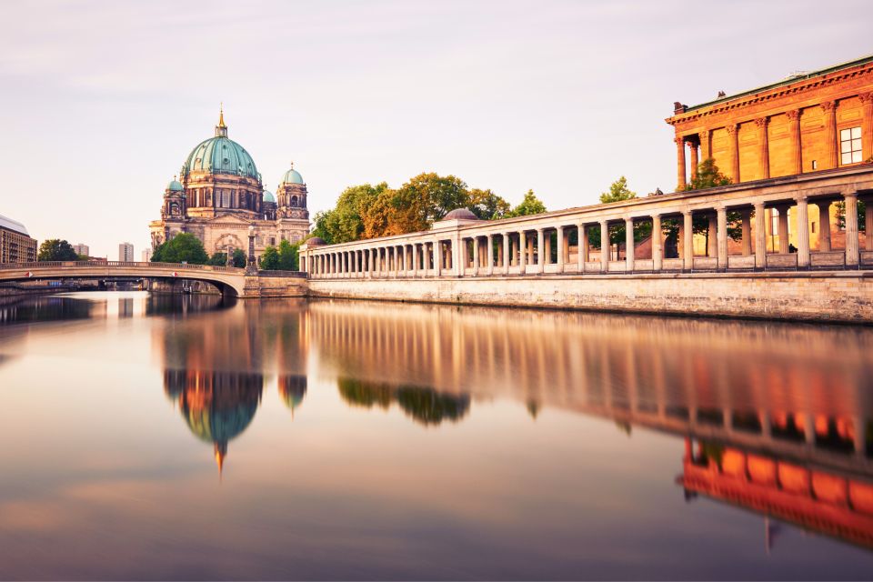 Berlin: First Discovery Walk and Reading Walking Tour - Key Points