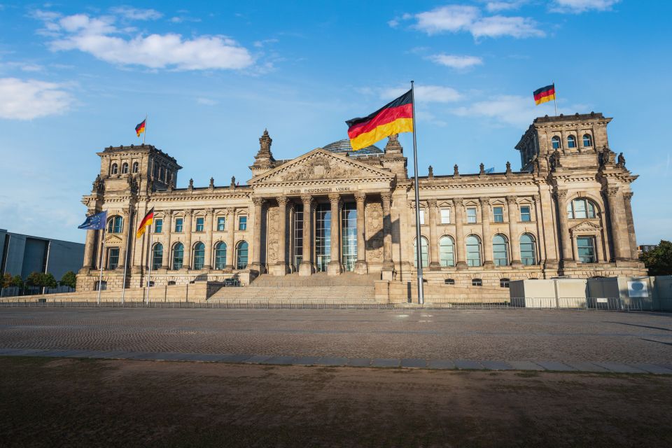 Berlin: Private 2-Hour Sightseeing Tour in Classic GDR Van - Key Points