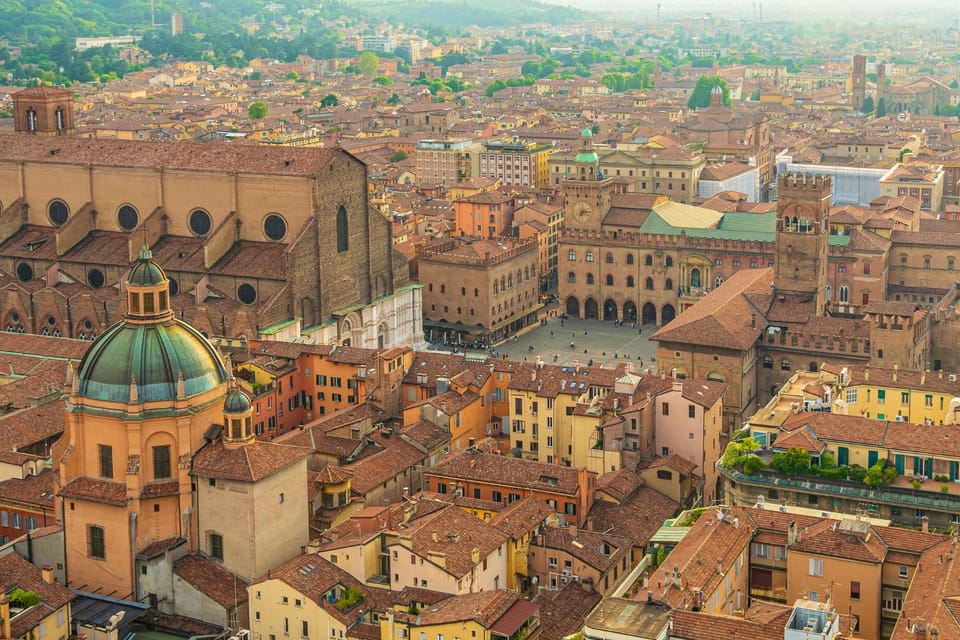 Bologna: Express Walk With a Local in 60 Minutes - Key Points