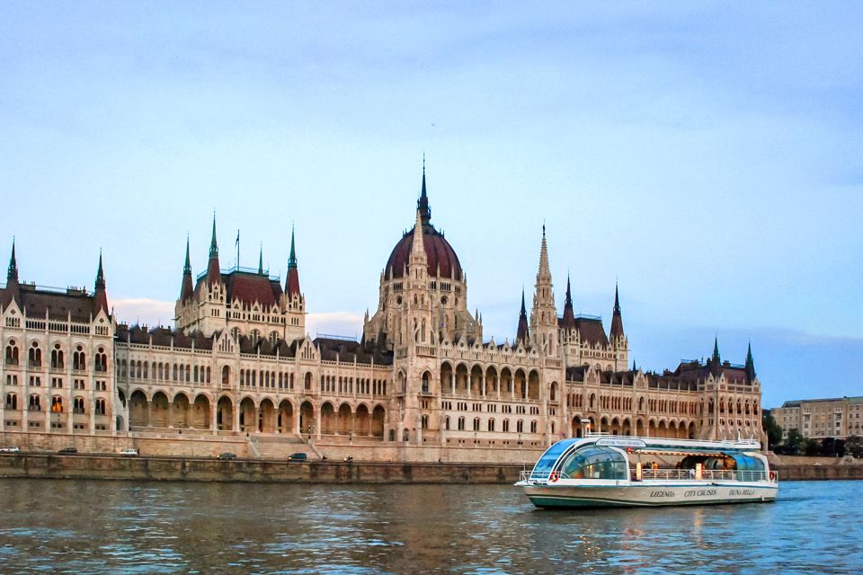 Budapest: 1-Hour Evening Sightseeing Cruise With Drink - Overview of the Cruise