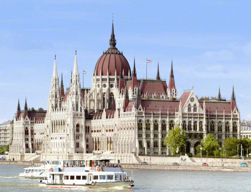 Budapest: Guided Tour of the Parliament Building in Spanish - Good To Know