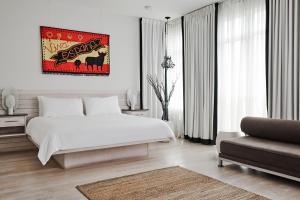 Bungalow Hotel - Hotel Overview and Location