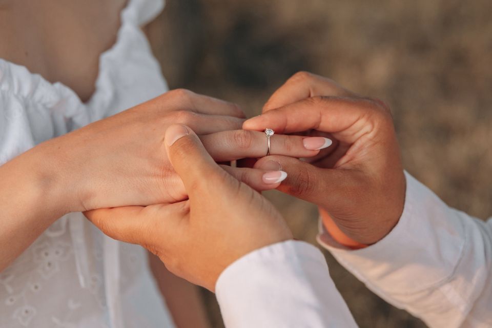 Capture Your Marriage Proposal Memories: Photoshoot in Oia - Key Points