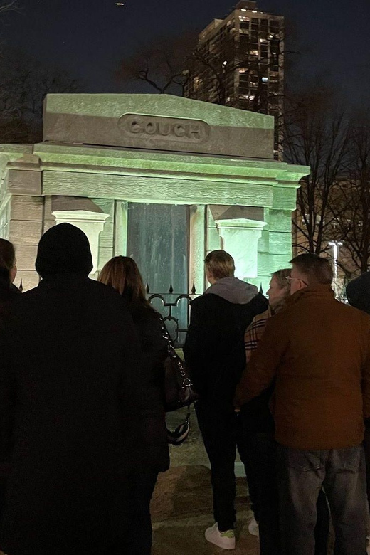 Chicago Haunted Pub Crawl: Water Tower Specter and Beyond - Key Points