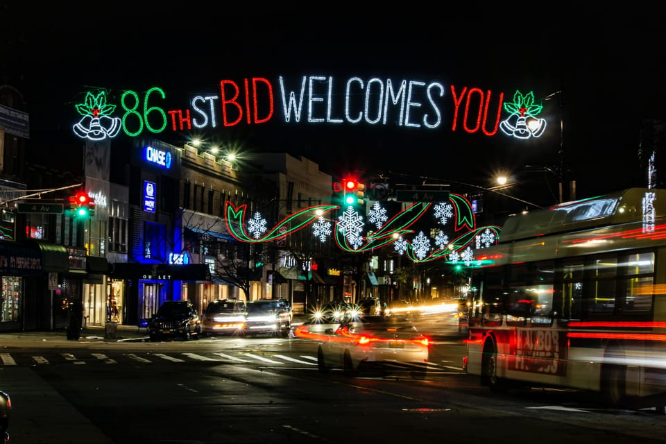 Christmas in New York: Dykers Heights in Spanish - Tour Overview