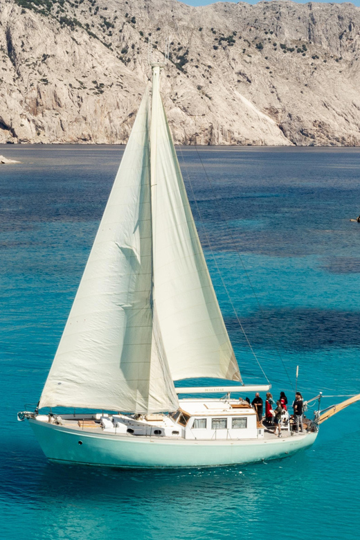 COSTA SMERALDA WITH 15 METERS VINTAGE SAILBOAT WITH APERITIF - Key Points