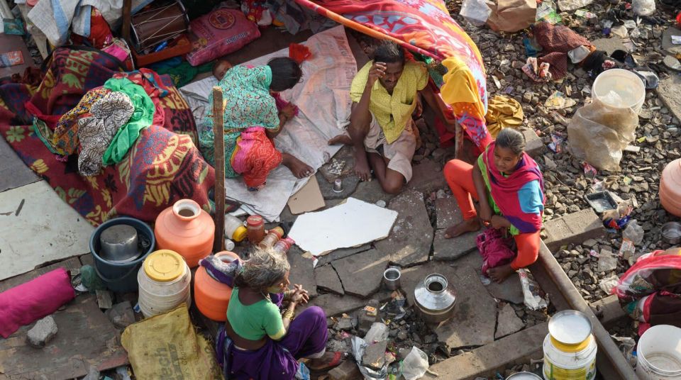 Delhi: Old Delhi Slum Tour by Metro or Car - Key Points