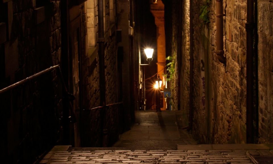 Edinburgh: 2-Hour Ghost Tour in Italian - Tour Overview