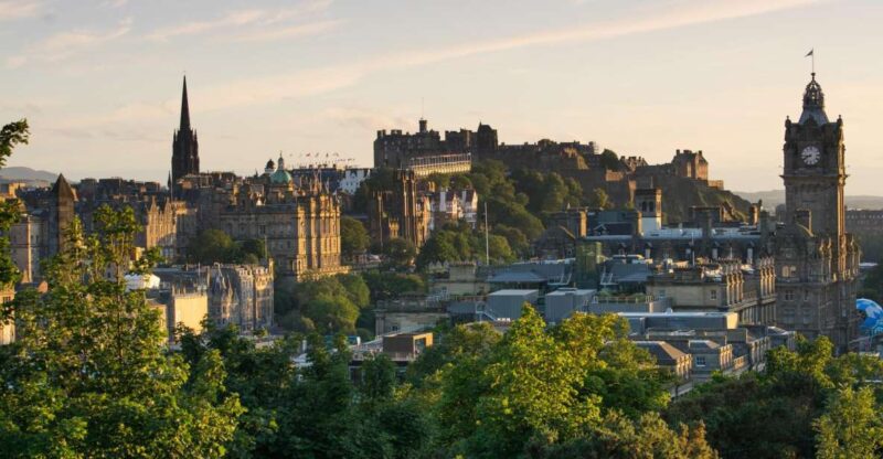Edinburgh: Express Walk With a Local in 60 Minutes - Key Points