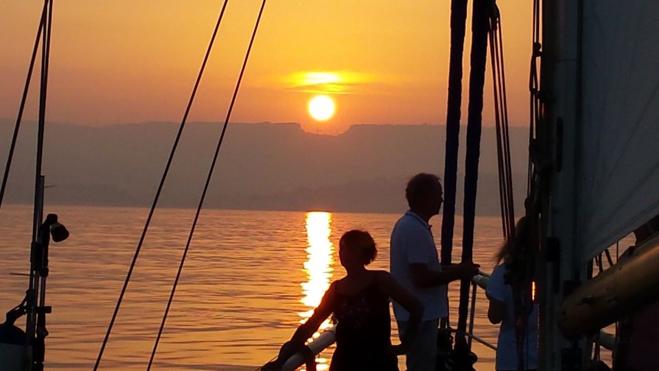 Estepona: Sunset Sailboat Cruise With Drink - Experience Highlights