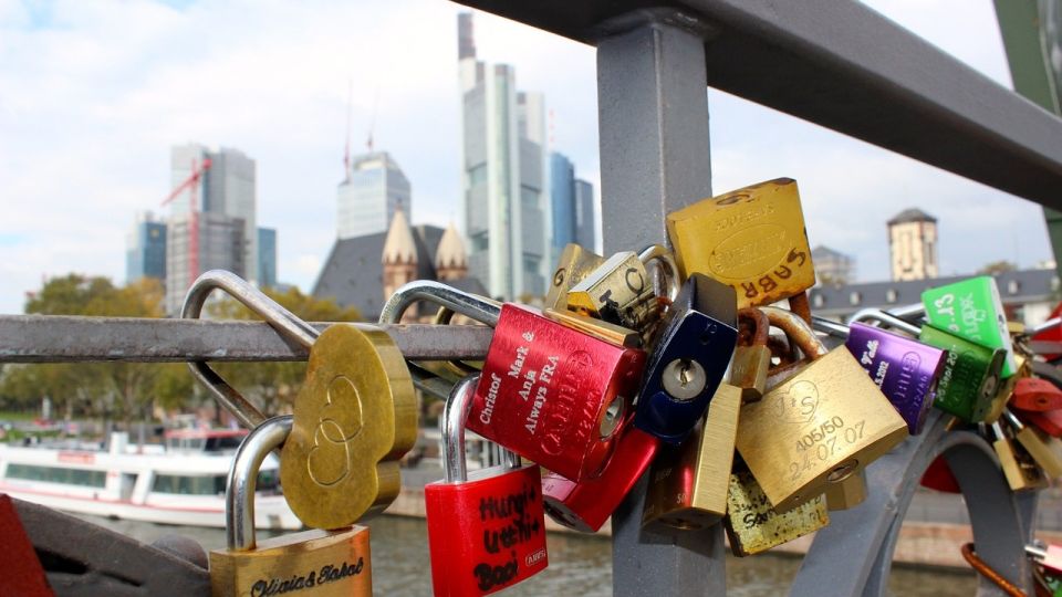 Frankfurt: Self-guided City Walk to Locals Favourite Places - Key Points