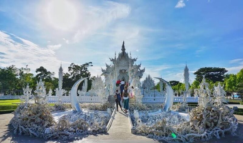 From Chiangmai: Chiang Rai 2 Temples +Black House Museum - Key Points