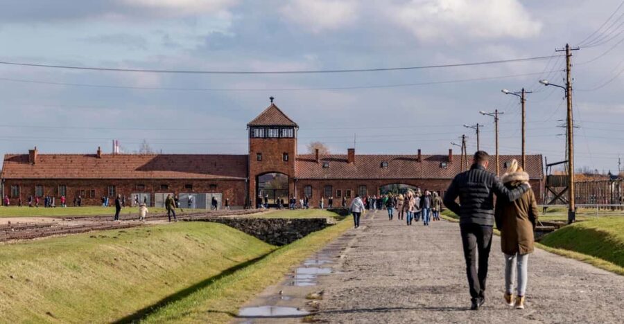 Full-Day Private Trip From Prague to Auschwitz - Birkenau
