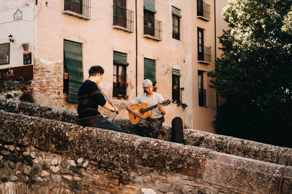 Granada: Albaicín & Sacromonte Walking Tour & Flamenco Show - Key Points