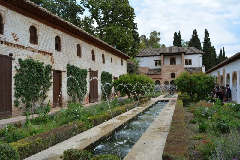 Granada: Alhambra Guided Tour W/ Nasrid Palaces & City Pass - Key Points