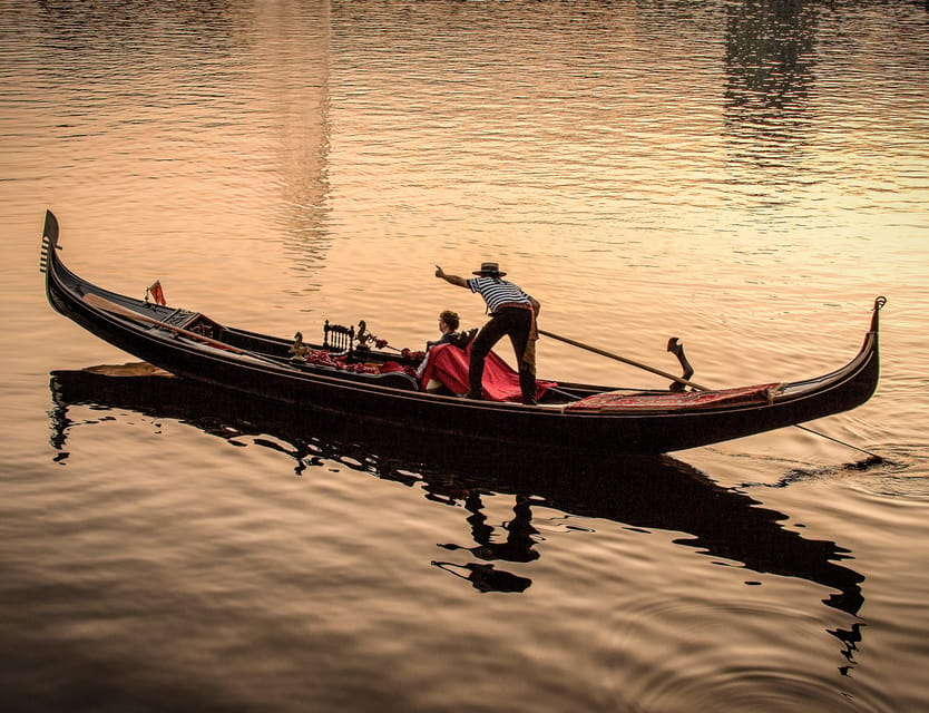 Hamburg Alster Lake Romantic Tour in a Real Venetian Gondola - Key Points