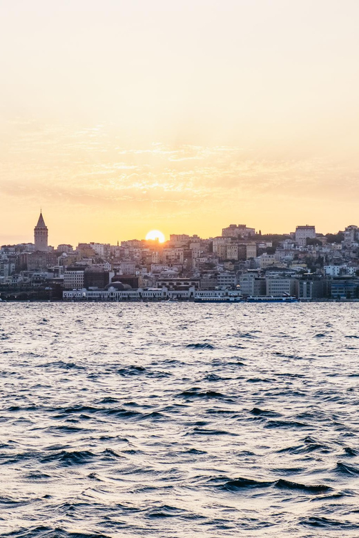 Istanbul: Bosphorus Sunset Cruise on a Luxury Yacht - Key Points