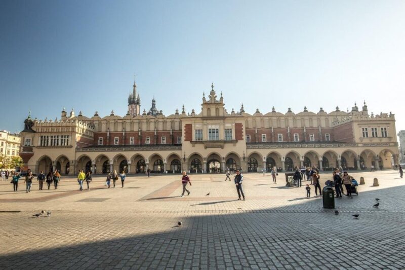Krakow: City Highlights Sightseeing Private Car Tour - Good To Know