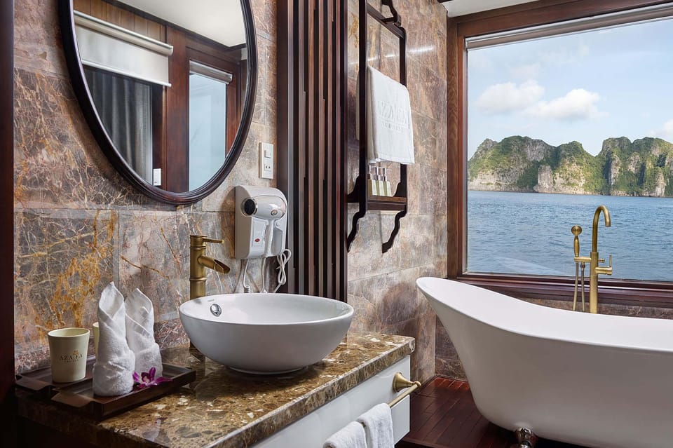 Luxury Cruise With Balcony,Bathtub, Jazcuzzi for 2d/1n - Key Points