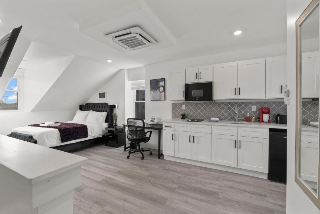 New Season Royals, Airport West - Hotel Overview and Location
