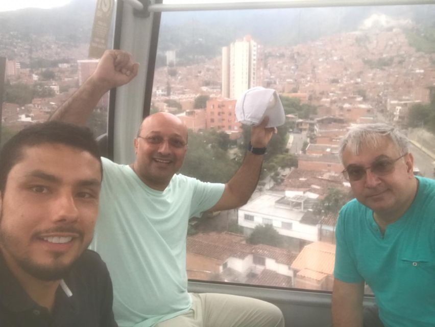 Pablo, Comuna 13 & Cable Car Express Tour - Key Points