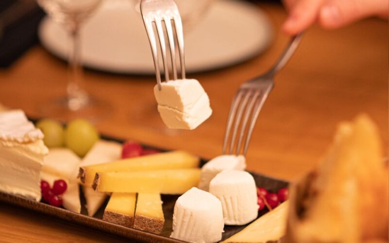 Paris: Apéro Wine and Cheese Tasting Experience - Key Points