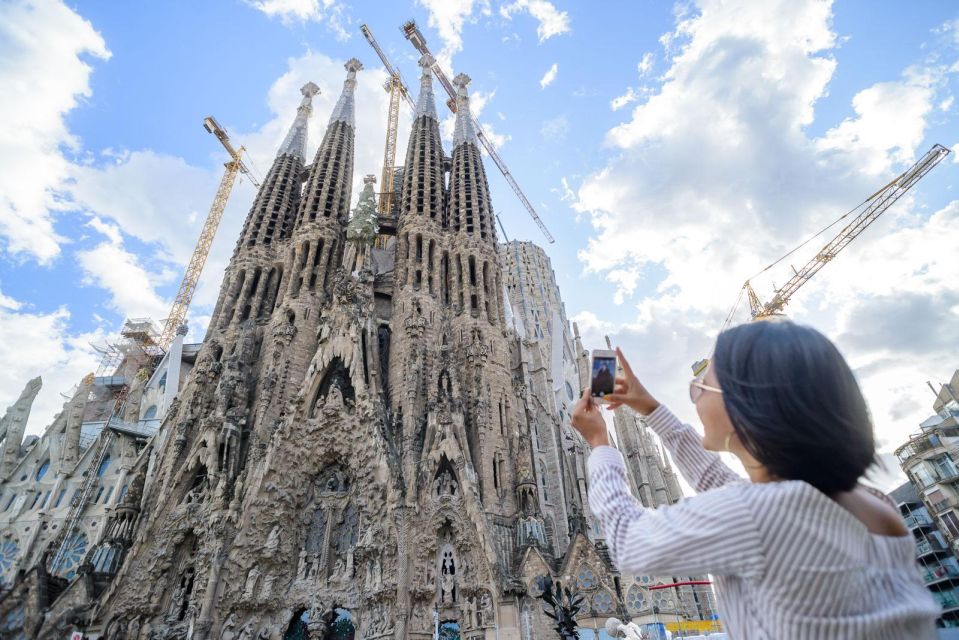 Private Barcelona Tour: Explore Gaudí and the Gothic Quarter - Key Points