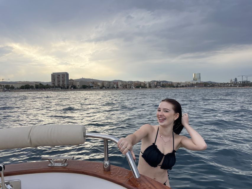 Private Classic Yacht Tour With Drinks and Snacks - Key Points