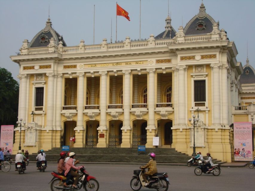 Private Evening Cyclo Tour With Water Puppet Show - Key Points