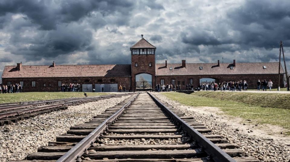 Private Guided Tour From Prague to Auschwitz Birkenau - Good To Know