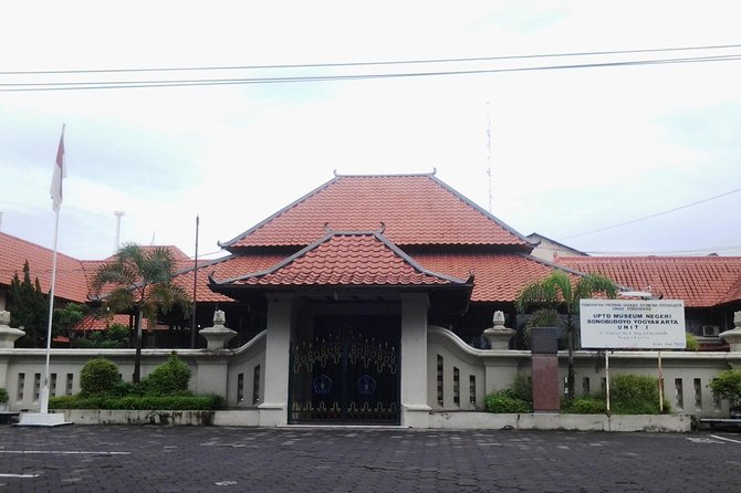 Private Royal Heritage Tour: Yogyakarta Palace, Watercastle, Sonobudoyo Museum - Good To Know