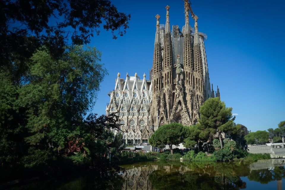 Sagrada Familia and Sailing Experience - Key Points