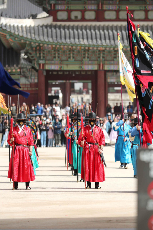 Seoul: Gyeongbokgung Palace Tour & Lunch at Authentic Market - Key Points