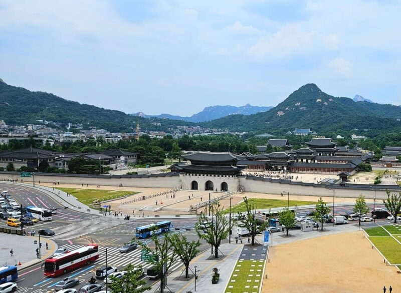 Seoul: Hanbok, Gyeongbokgung and Tongin Market Walking Tour - Key Points
