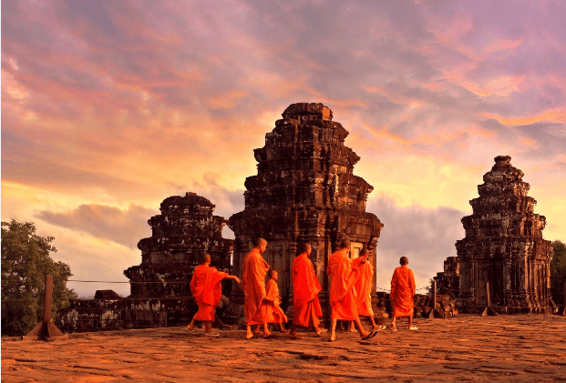 Siem Reap: Private Angkor Wat & Bakheng Mountain Sunset Tour - Inclusions and Amenities