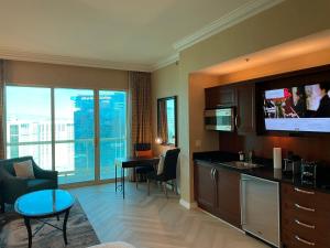 SIGNATURE MGM TOP 38th FLOOR PENTHOUSE, BEST DELUXE BALONY STRIP VIEW SUITE, NO RESORT FEE, FREE VALET, SHORTEST WALK 2 MGM - Good To Know