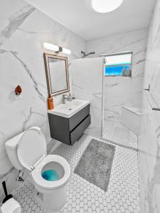 Stylish & Cozy Escape Near the Beach- Free Parking, Backyard, Private, BBQ - Good To Know