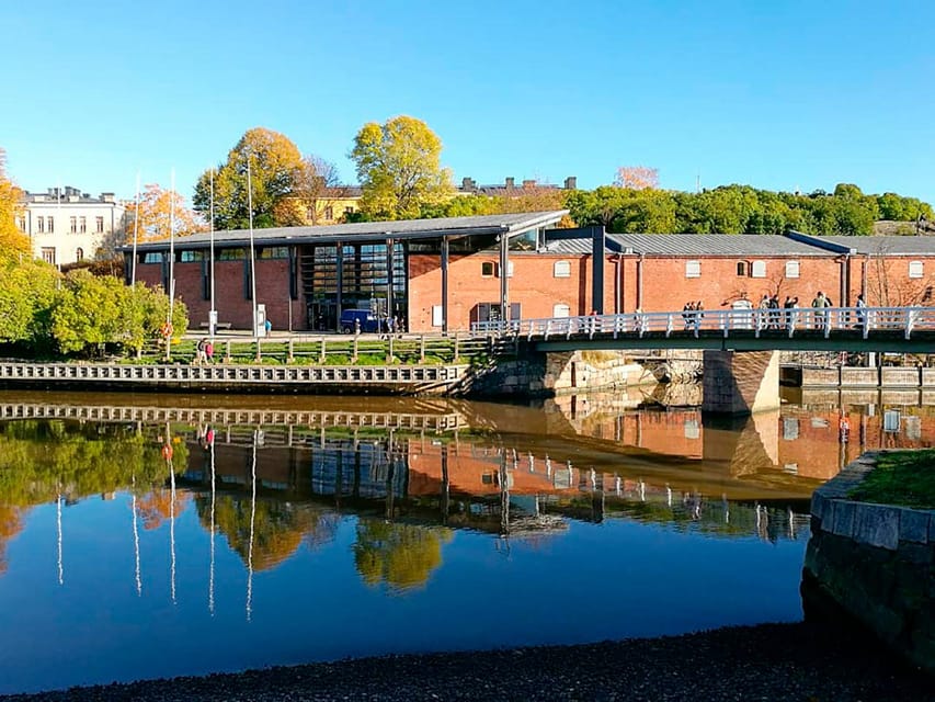 Suomenlinna: Guided Walking Tour With an Authorized Guide - Key Points