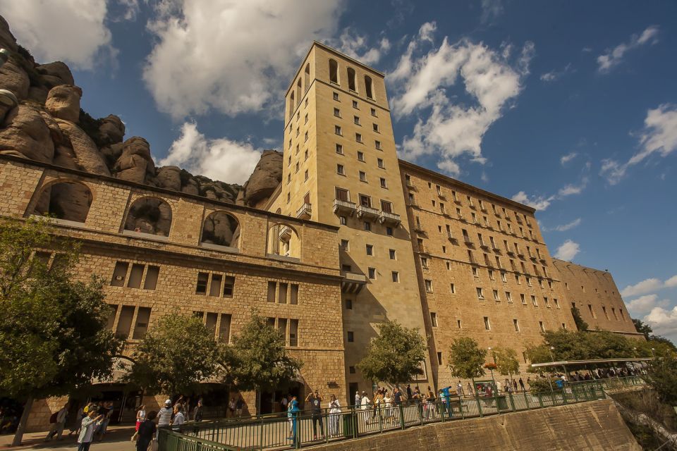 Tot Montserrat: Transport, Museum Tickets, and Lunch - Key Points