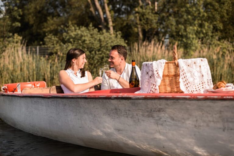 Vienna: Retro Boat Tour on the Danube River With Picnic