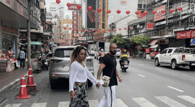 Walking Tour Bangkok: Main Temples Tour in Portuguese - Frequently Asked Questions