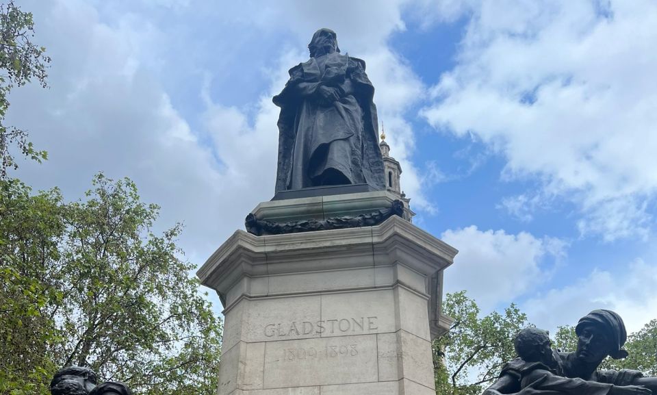 Woolf & Dickens: London Literary Tour & Writing Workshop - Exploring Woolfs Waterloo Bridge