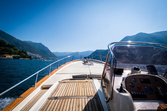 1H Private Cruise on a Beautiful Wooden Speedboat on Lake Como