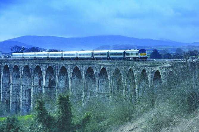 2-Day Northern Ireland Rail Tour: Belfast, Antrim Coast, and Giants Causeway