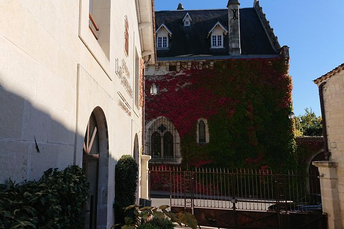 A Day in Saint-Émilion and Its Châteaux in a Private Tour (Van Luxe)