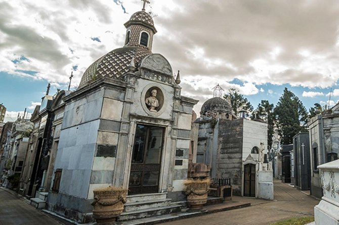 A Step Into History and Arquitecture Around Recoleta Cemetery
