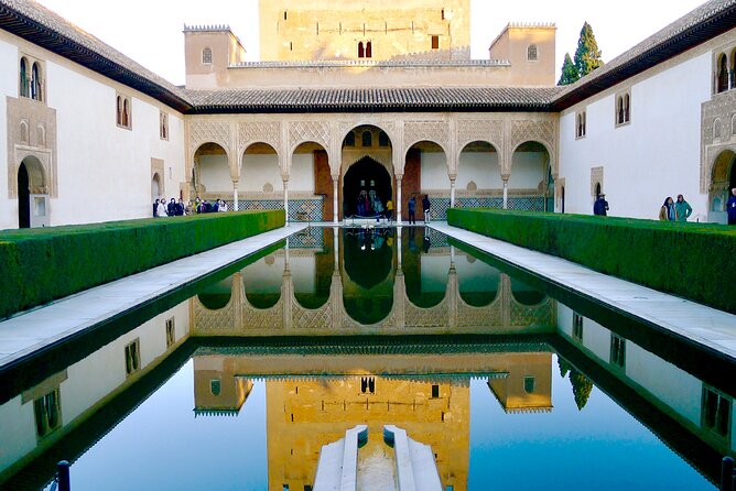 Alhambra and Nasrid Palaces: Skip-the-line Ticket and Local Guide